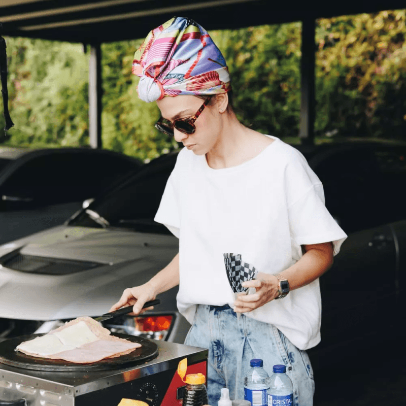 Mig preparando crêpes artesanales en su carrito